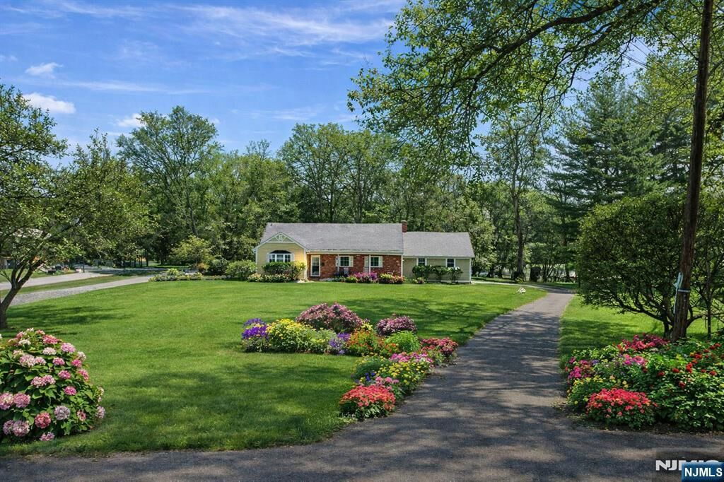 Property Photo:  2 Overbrook Place  NJ 07642 