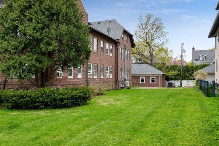 Property Photo: 1820 Girard Avenue S 1 MN 55403
