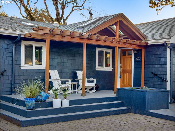 Property Photo:  228 Beeswax Ln  OR 97130 