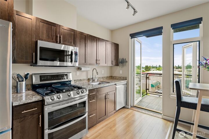 Property Photo:  15100  6th Avenue SW 523  WA 98166 