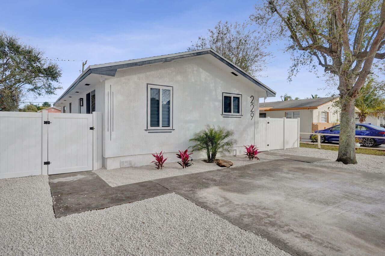 Property Photo:  229 SW 1st Avenue  FL 33444 