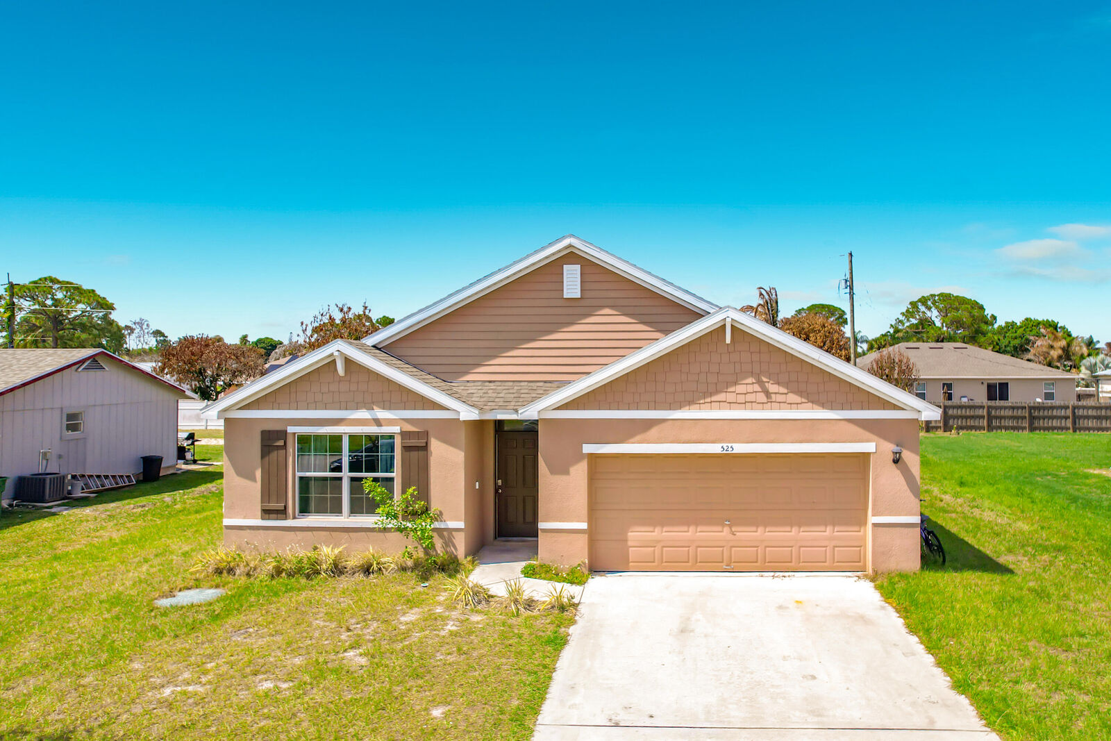 Property Photo:  525 SW Twig Avenue  FL 34983 