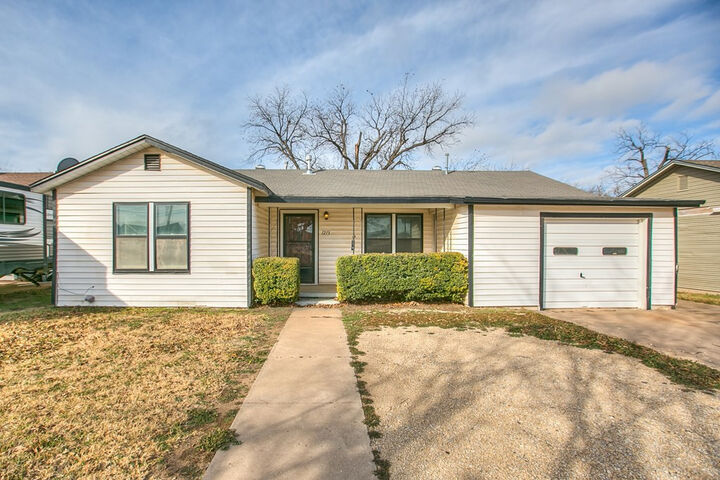Property Photo: 1213 S Bell Street TX 76903