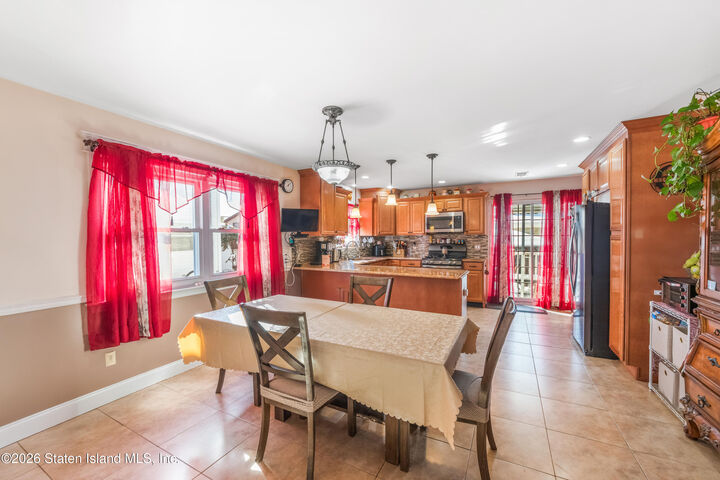 Property Photo:  588 Yetman Avenue  NY 10307 