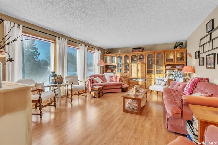 Property Photo:  178 4th Street E  SK S0M 2X0 