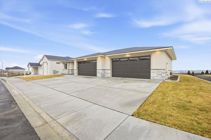 Property Photo:  825 Thebes St  WA 99353 
