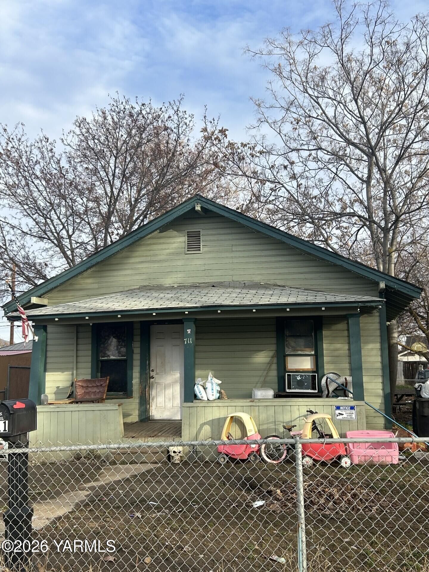 Property Photo:  711 S 6th Ave  WA 98902 