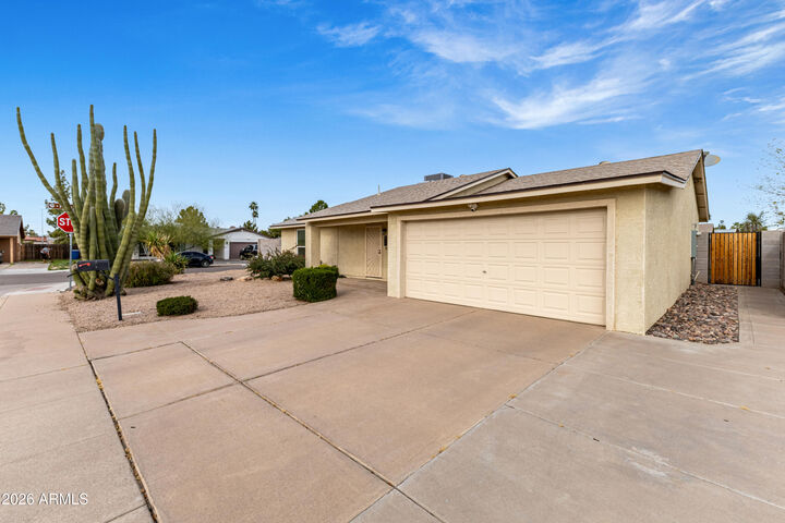 Property Photo:  824 W El Alba Way  AZ 85225 