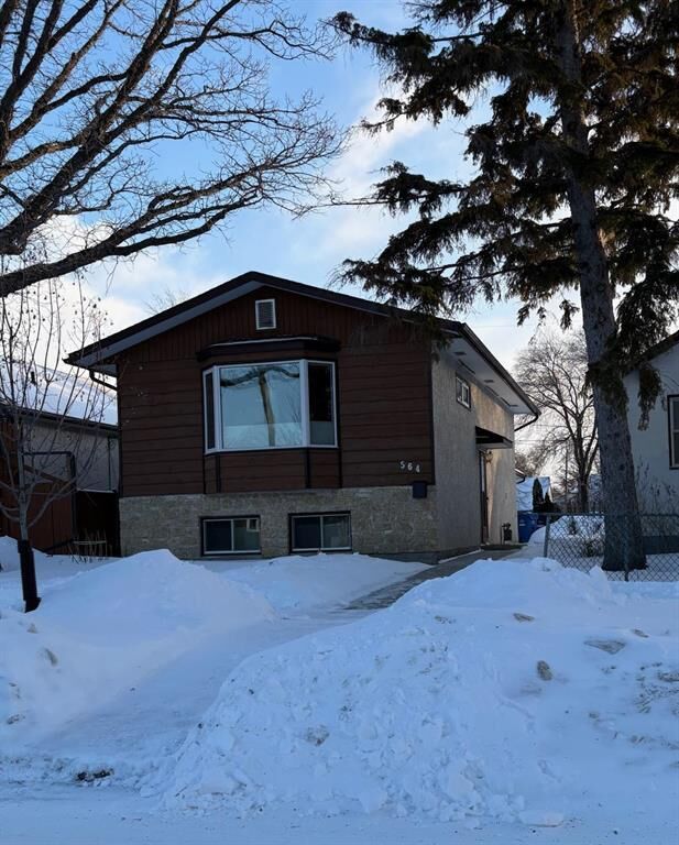Property Photo:  564 Deniset Street  MB R2J 0P3 