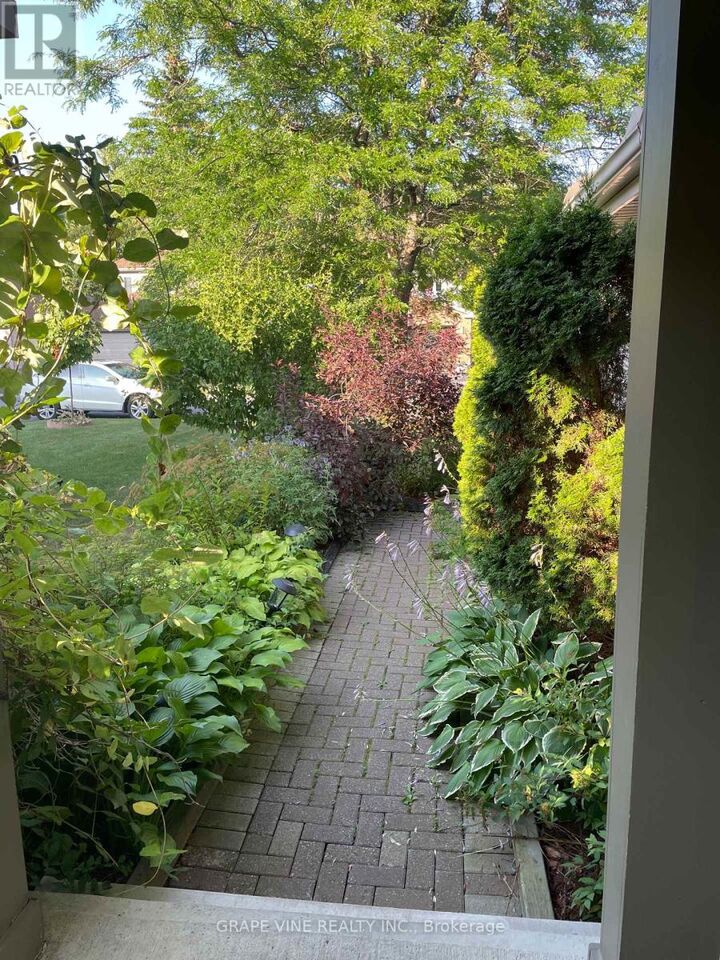 Property Photo:  130 Springcreek Crescent  ON K2M 2M1 