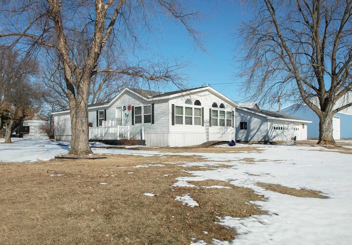 Property Photo:  401 N Main Street  IA 50676 
