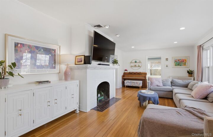 Property Photo:  122 Greenacres Avenue  NY 10606 