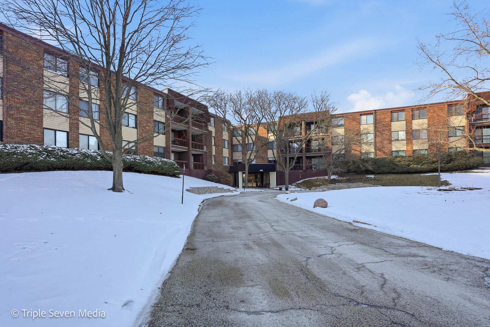 Property Photo:  440 Raintree Court 1G  IL 60137 