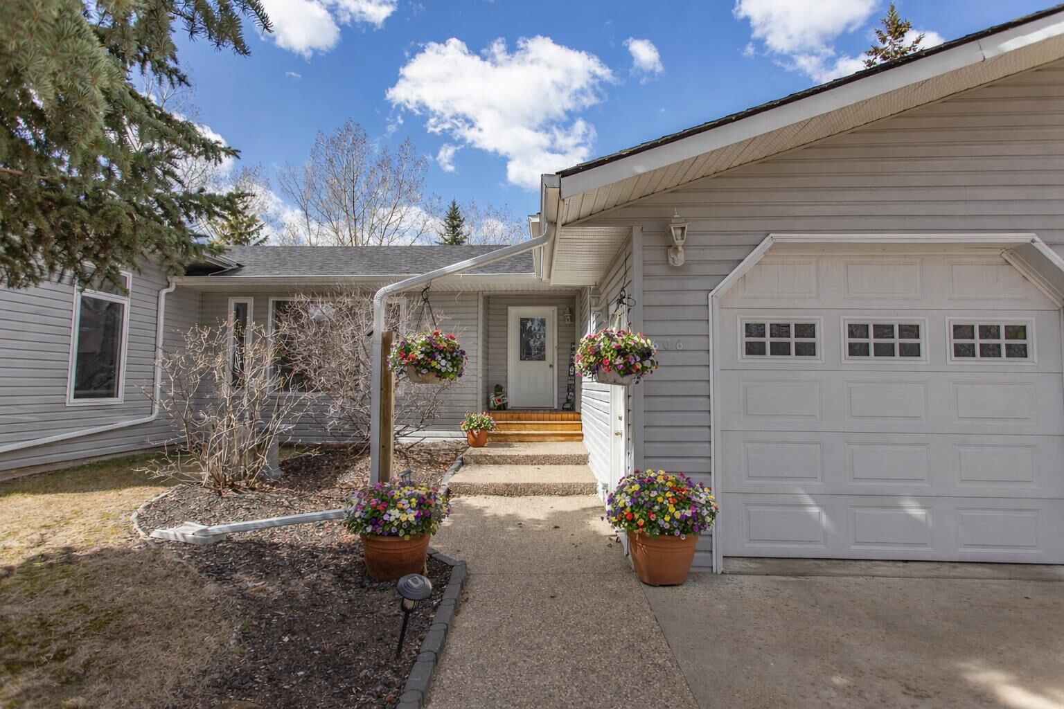 Property Photo: 606 Pigeon Close AB T0B 0H0