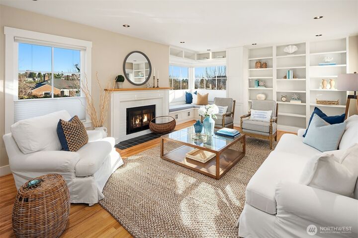 Property Photo:  1925  35th Avenue W  WA 98199 