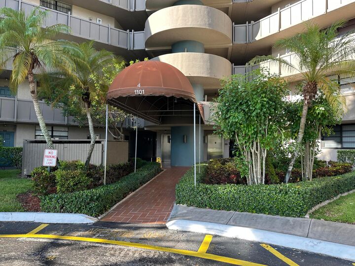 Property Photo:  1101 Colony Point Circle 108  FL 33026 