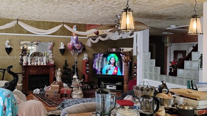 Property Photo:  110 E Riverbend Dr  FL 33326 