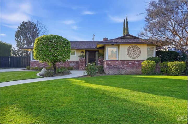 Property Photo:  2441 Cedar Street  CA 93301 