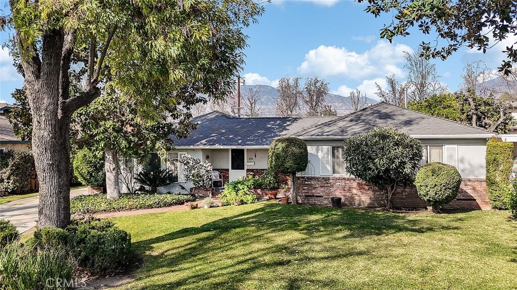 Property Photo:  315 E Las Flores  CA 91006 