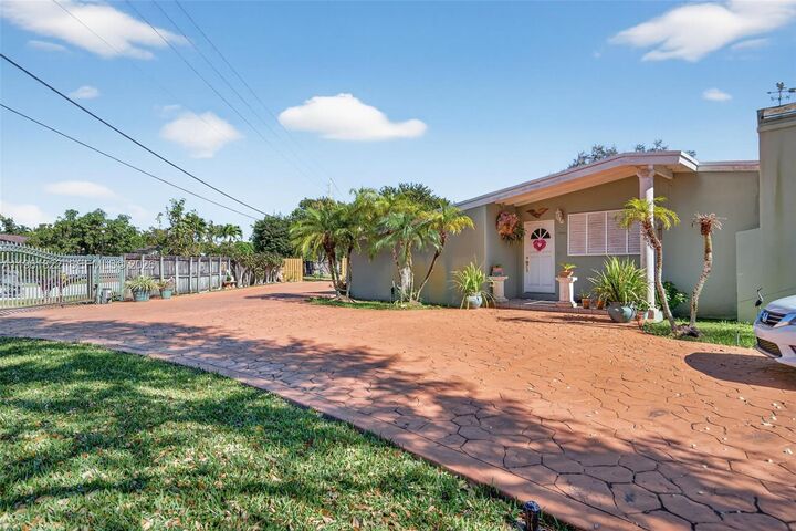 Property Photo: 9401 SW 97th Ave FL 33176