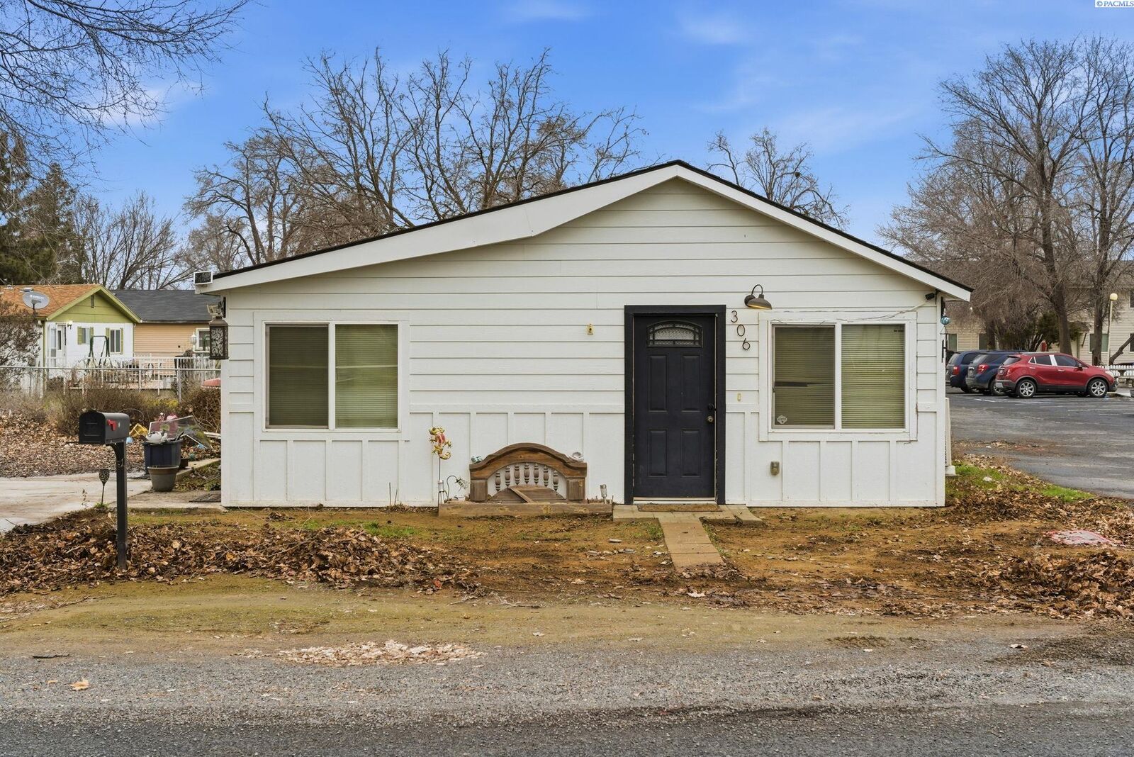 Property Photo:  306 E 5th St  WA 98857 