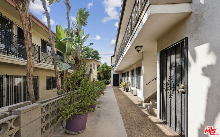 Property Photo:  633 N Hayworth Ave  CA 90048 
