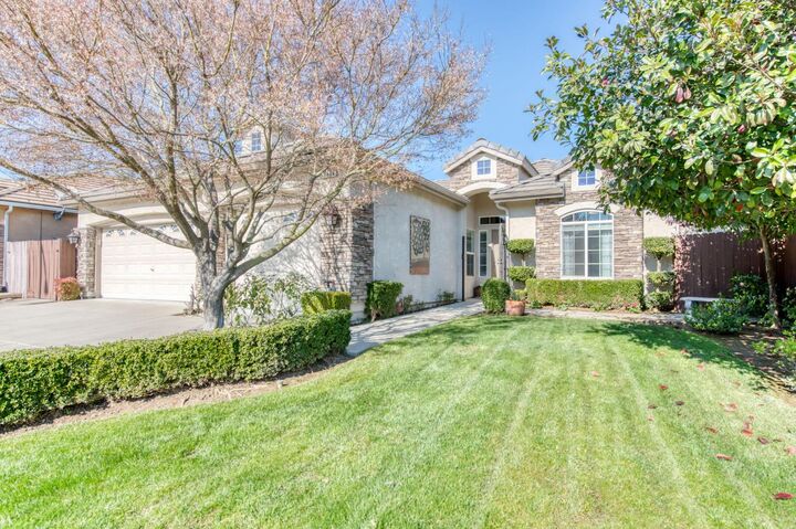 Property Photo:  1086 E Olympic Drive  CA 93730 