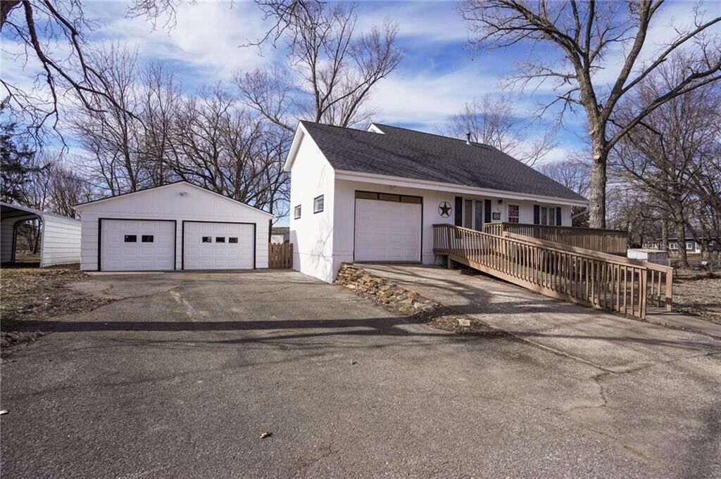Property Photo:  112 Walnut Court  KS 66073 