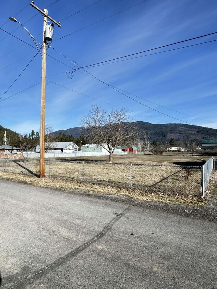 Property Photo: 105 S 7th Ave WA 99139