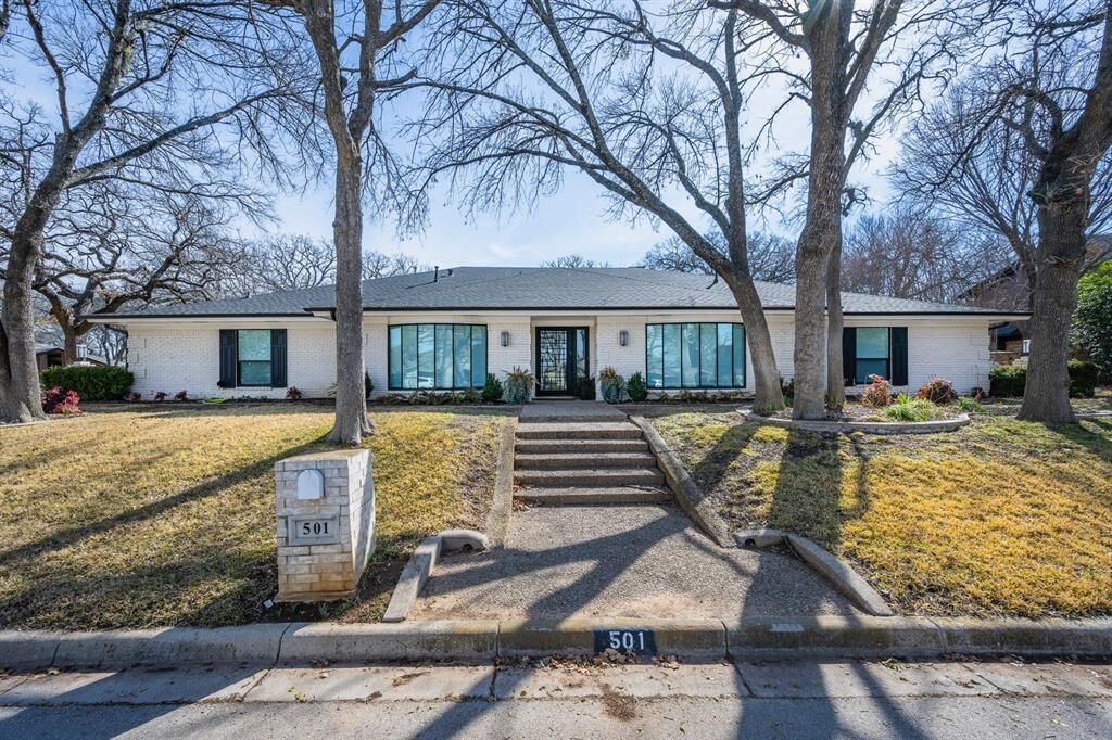 Property Photo:  501 N Havenwood Lane  TX 76112 