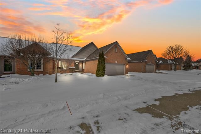 Property Photo:  40121 Streamwood Court  MI 48310 