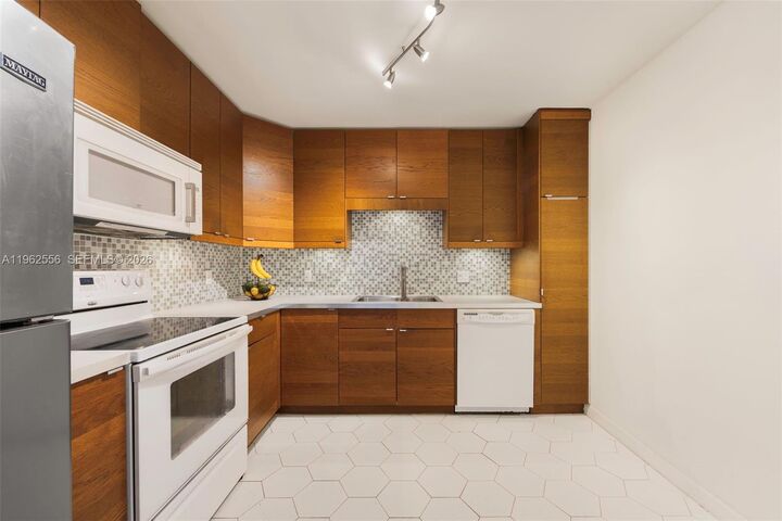 Property Photo:  2801 NE 183rd St 1607W  FL 33160 