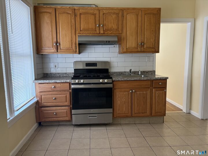 Property Photo:  252 Maplewood Avenue 1  CT 06605 