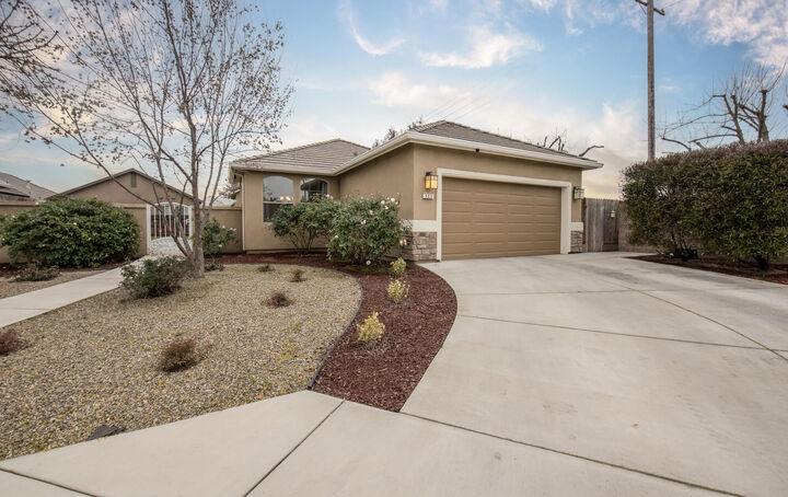 Property Photo: 352 S Wind Court CA 93292