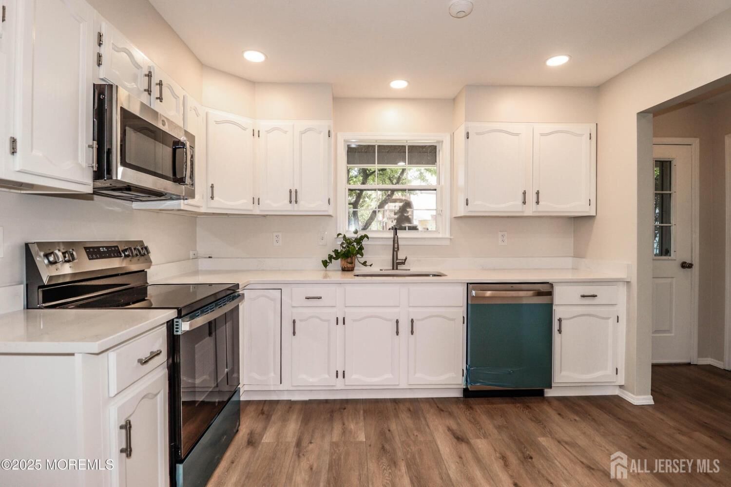 Property Photo:  8 Benjamin Franklin Drive  NJ 08831 