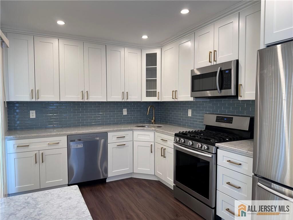 Property Photo:  12 Covington Court 12  NJ 08816 