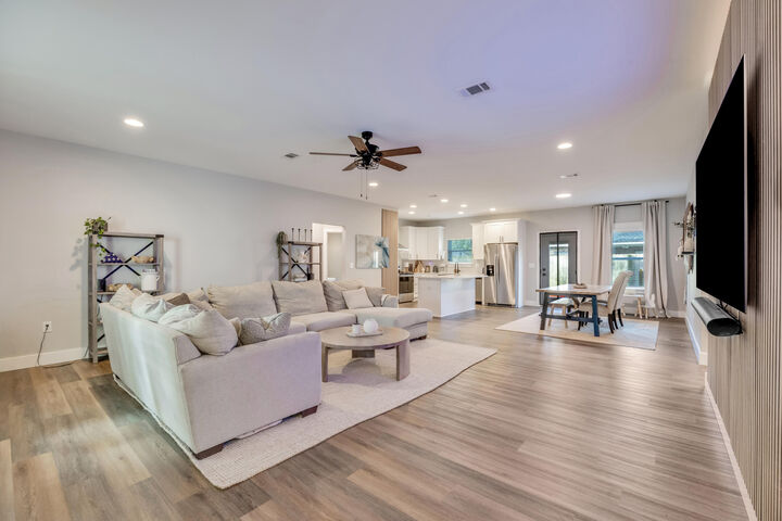 Property Photo: 320 N Cedar Avenue FL 32578