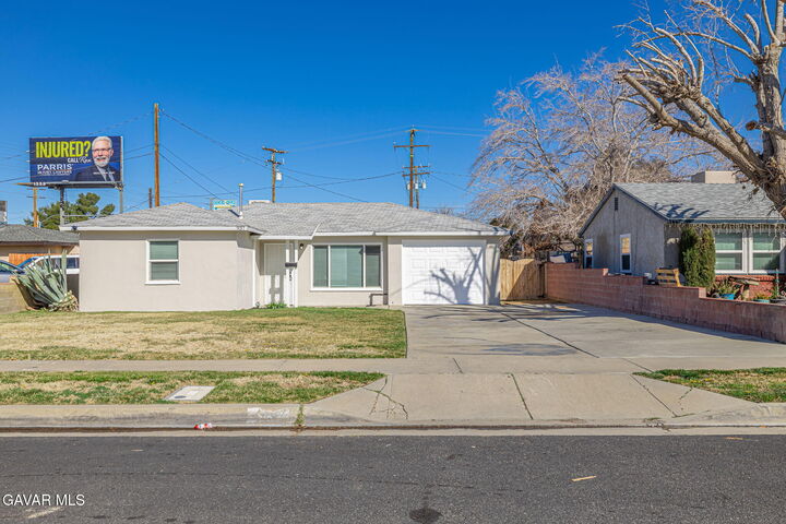 Property Photo:  937 W Norberry Street  CA 93534 