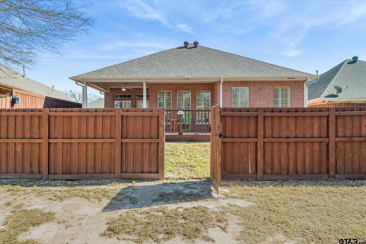 Property Photo:  5608 Hollybrook Dr  TX 75703 