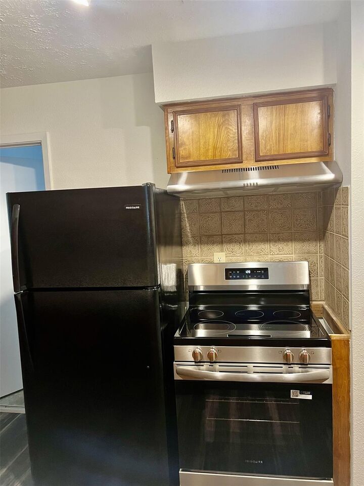 Property Photo: 802 E Stadium Court TX 77546