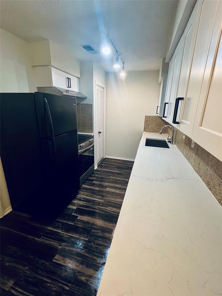 Property Photo: 802 E Stadium Court TX 77546
