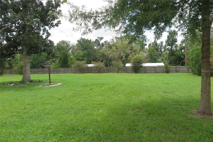 Property Photo: 105 SE 1st Avenue FL 32054