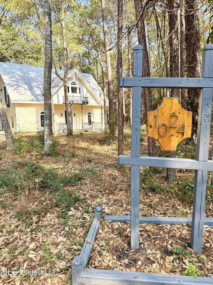 Property Photo:  1024 Walnut Street  MS 39564 