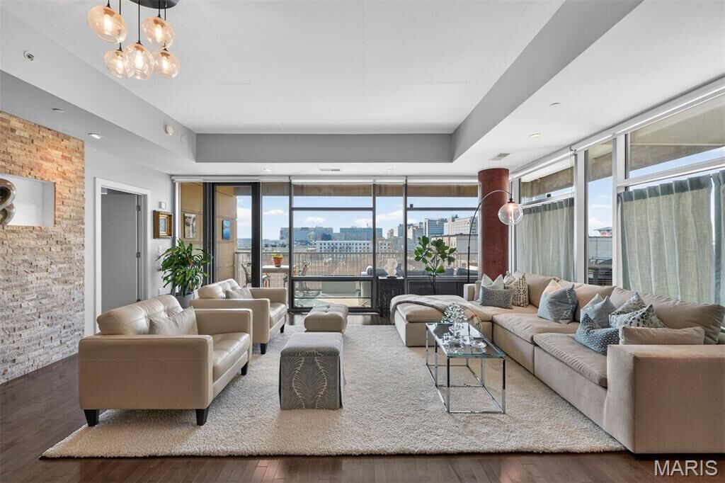 Property Photo: 4545 Lindell Boulevard 20 MO 63108