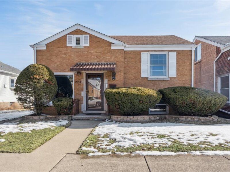 Property Photo:  2521 Hessing Street  IL 60171 