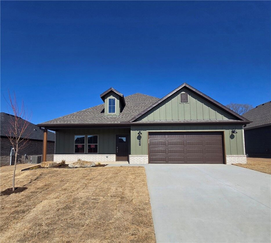 Property Photo:  407 W Hondo Street  AR 72761 