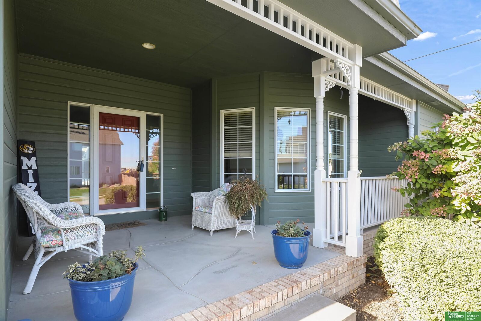 Property Photo: 701 Fenwick Street NE 68046