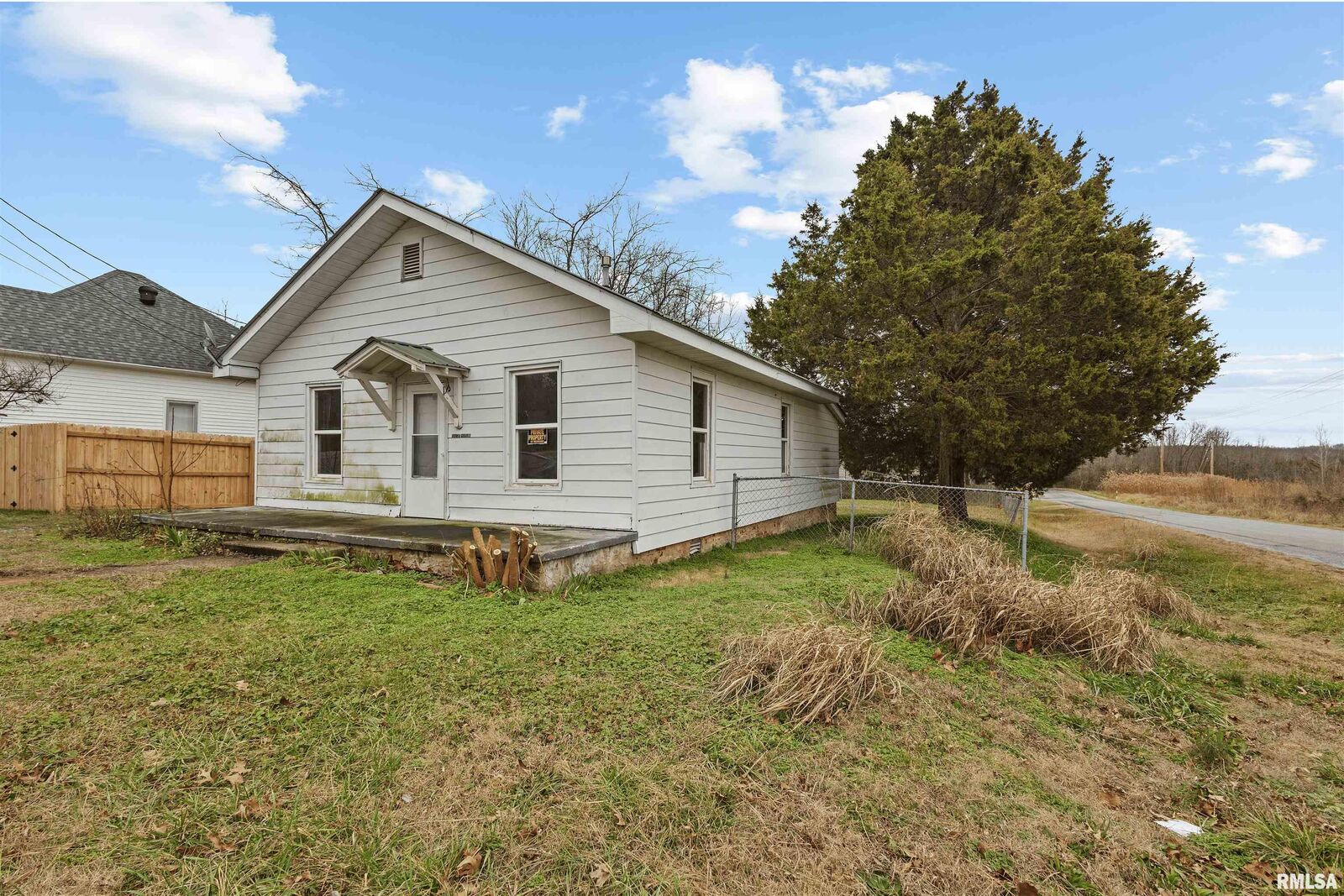 Property Photo:  1917 W Poplar Street  IL 62946-3713 
