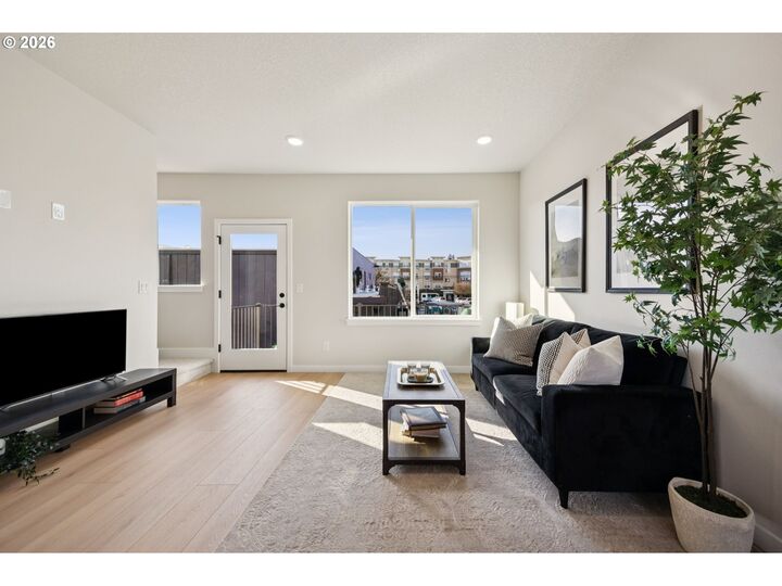 Property Photo:  1730 SE Sherrett St  OR 97202 