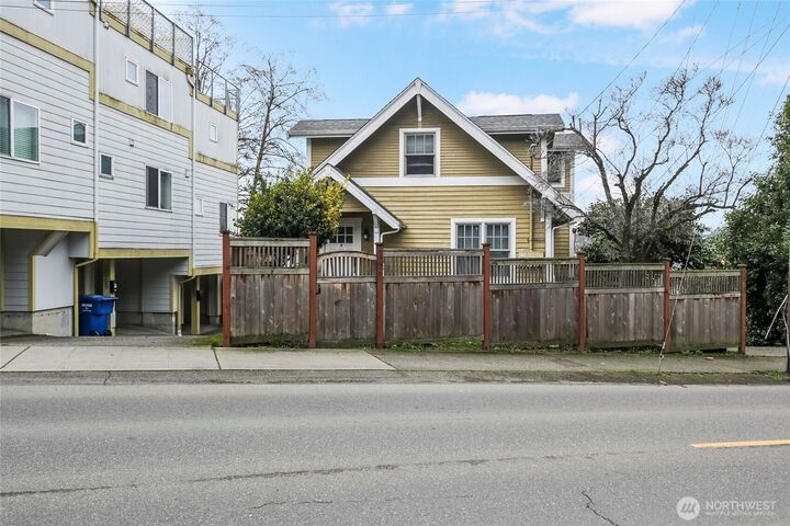 Property Photo:  2071  Gilman Drive W  WA 98119 